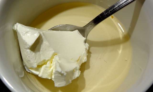 Ajouter le mascarpone dans le vinaigre de cidre et mélanger