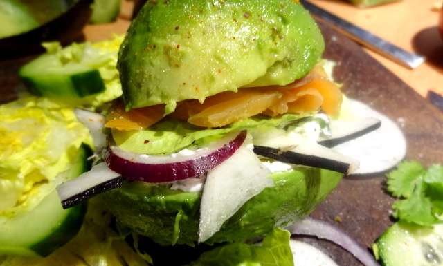 Burger d'avocat au saumon fumé empiler les couches successives