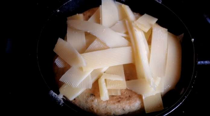 déposer les lamelles de comté sur l'un des deux blinis