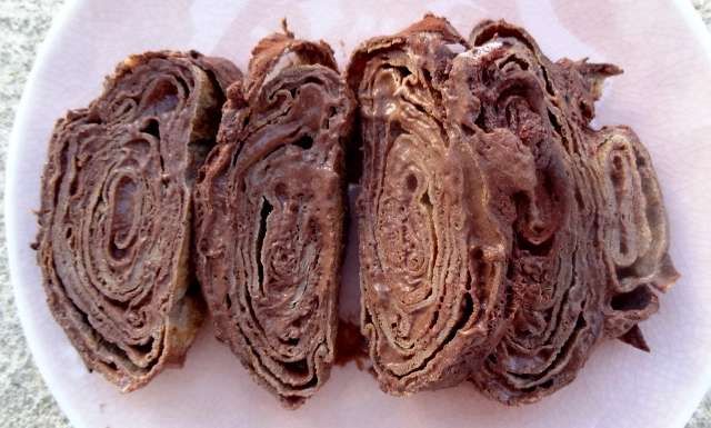 Bûche keto crêpes et chocolat en tranches