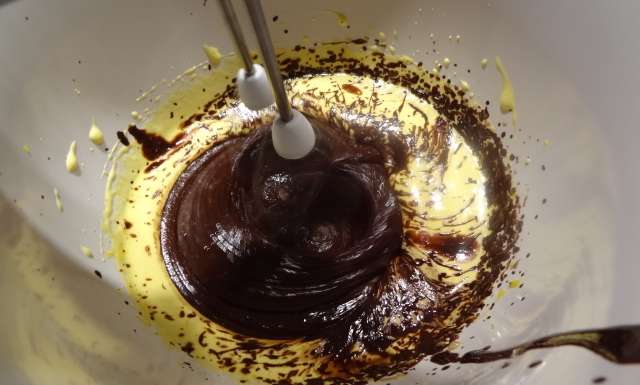 Mélanger le chocolat fondu aux jaunes