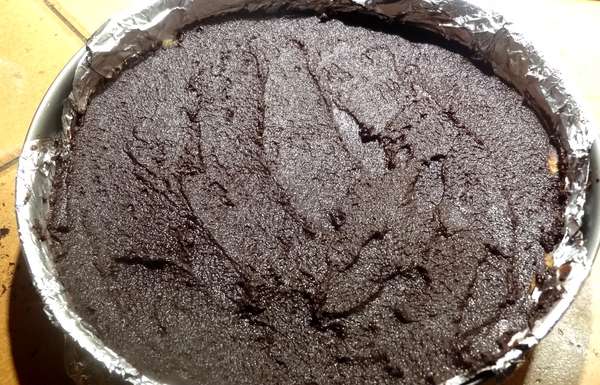 Etaler la ganache en dernière couche du Gâteau keto 3 couches