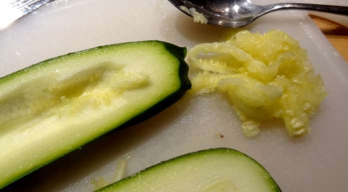 creuser les courgettes avec une cuillère