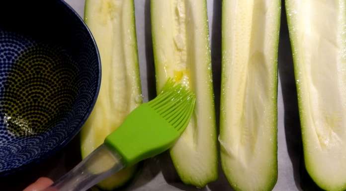 enduire les courgettes d'huile d'olive