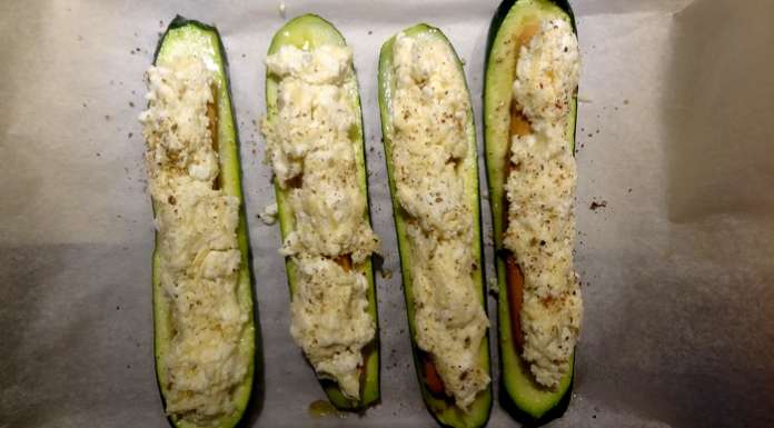 Répartir le fromage sur les courgettes farcies