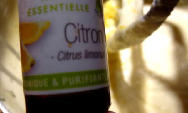 ajouter de l'huile essentielle de citron