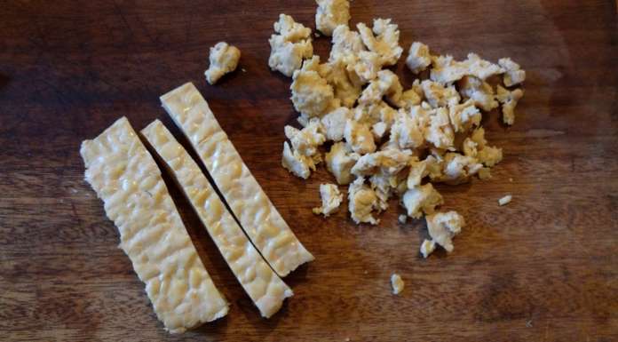 Réduire le tempeh en tout petits bouts