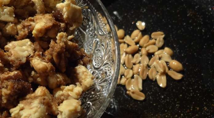 verser le tempeh mariné sur les cacahuètes pour le faire frire