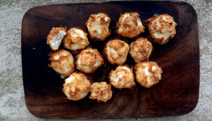 rochers à la noix de coco fraîche bien cuits et dorés