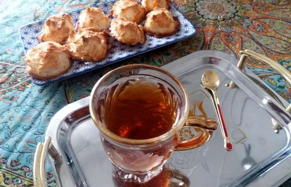 rochers à la noix de coco fraîche avec un thé