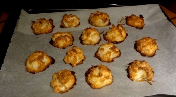 rochers à la noix de coco fraîche bien dorés en fin de cuisson