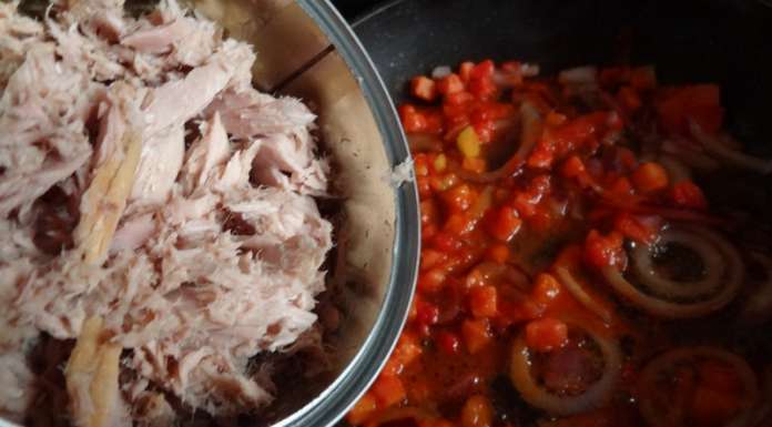 curry de thon au lait de coco mélanger thon et sauce tomate