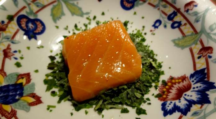 rouler le poisson dans les herbes ou les épices