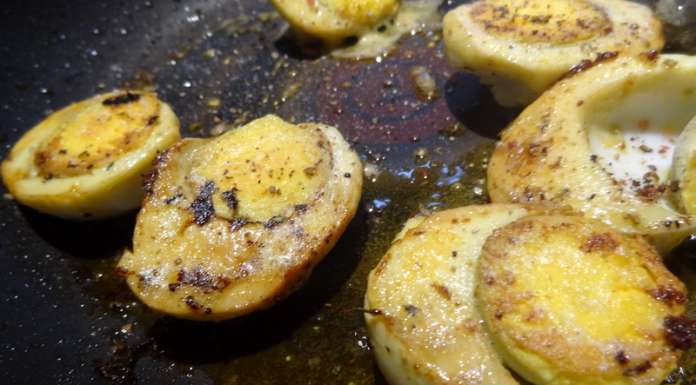 OMAD protéiné enfin faire revenir les oeufs dans la poêle où il y a les épices