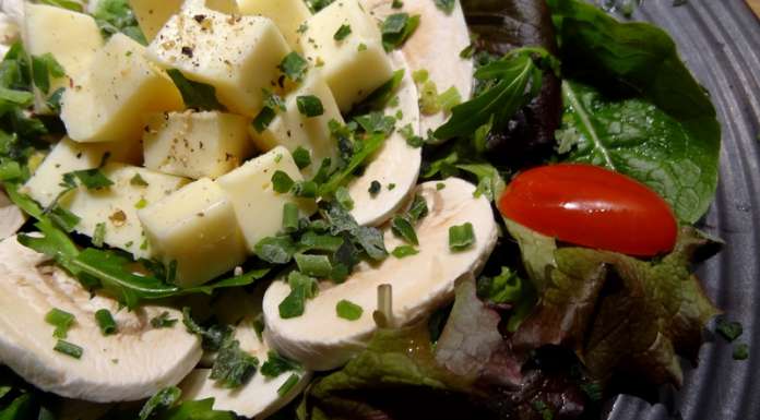 saupoudrer la salade de Delphine de fines herbes