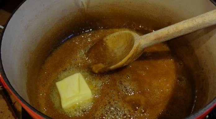 Faire fondre le sucre pour faire le caramel et ajouter le beurre