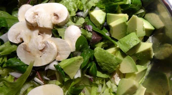 ajouter champignons et avocat