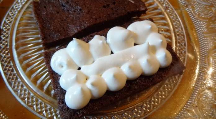 Gâteau keto individuel mettre la chantilly