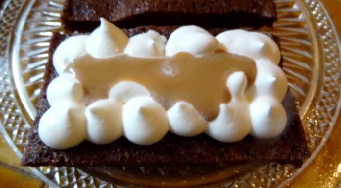 Gâteau keto individuel ajouter le caramel liquide keto