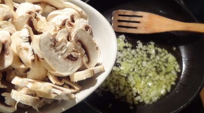 risotto keto verser les champignons dans l'oignon