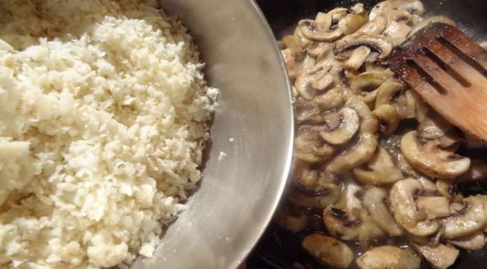 risotto keto verser le chou fleur râpé surles champignons cuits