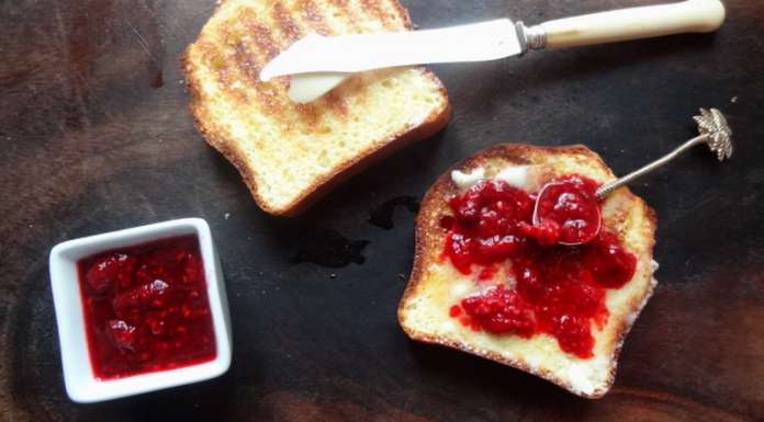 brioche keto grillée et tartinée