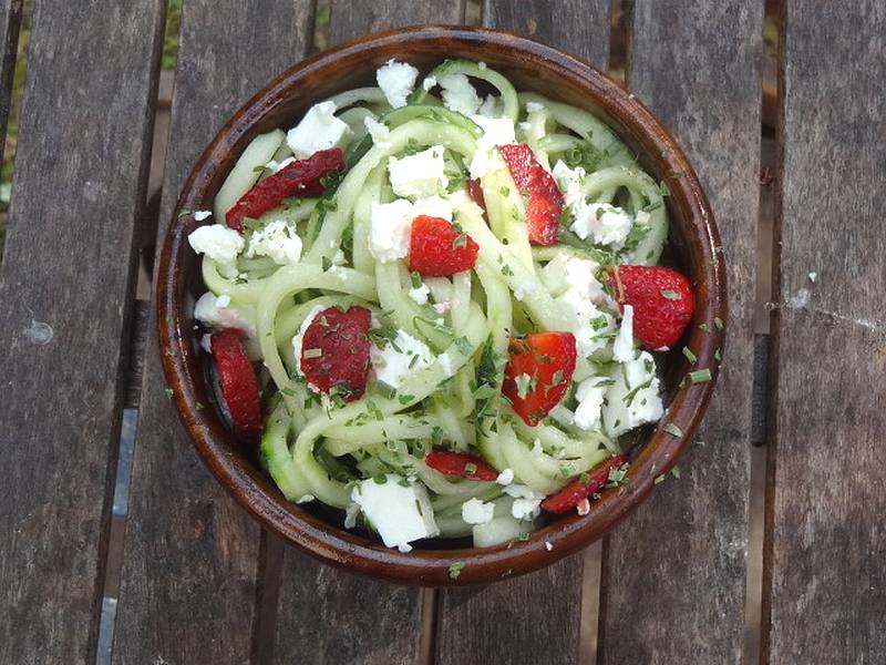 recettes cétogènes de Pâques spaghetti de concombre aux fraises et feta