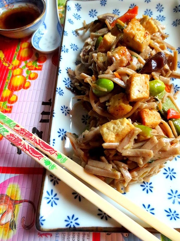 recettes chinoises nouilles sautées au tofu et aux légumes